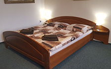 Obývací pokoj/Ložnice - manželská postel